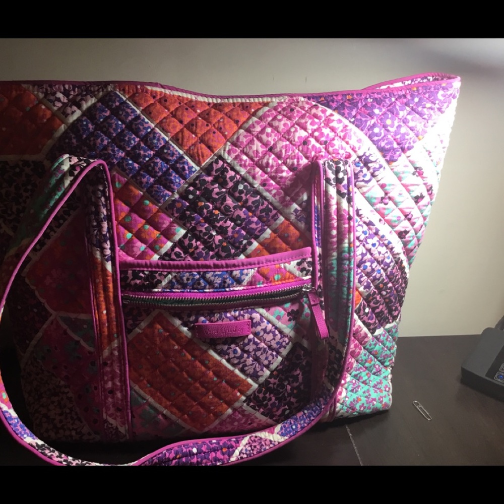 Vera Bradley Iconic Vera Tote
IN MODERN MEDLEY